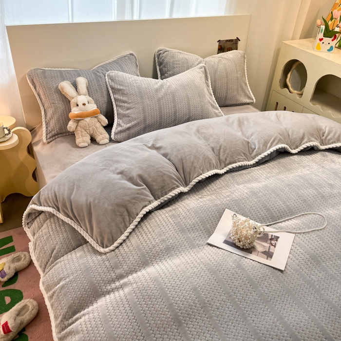 91家纺网 家纺一手货源 找家纺 酱子 2025新款成品提花包边牛奶绒四件套 提花-高级灰