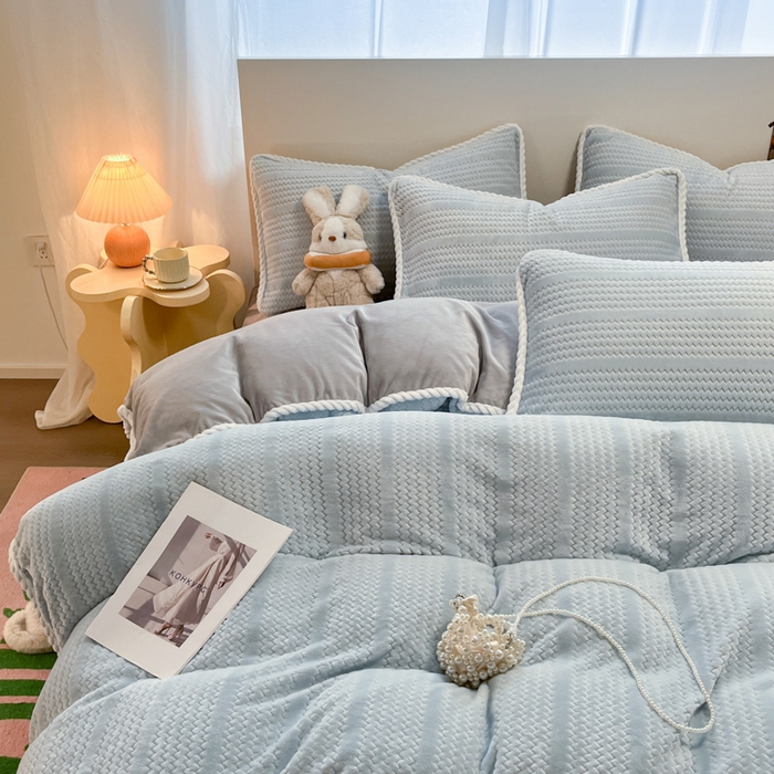 91家纺网 家纺一手货源 找家纺 酱子 2025新款成品提花包边牛奶绒四件套 提花-蓝灰