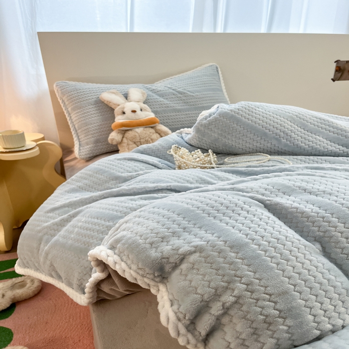 91家纺网 家纺一手货源 找家纺 酱子 2025新款成品提花包边牛奶绒四件套 提花-蓝灰