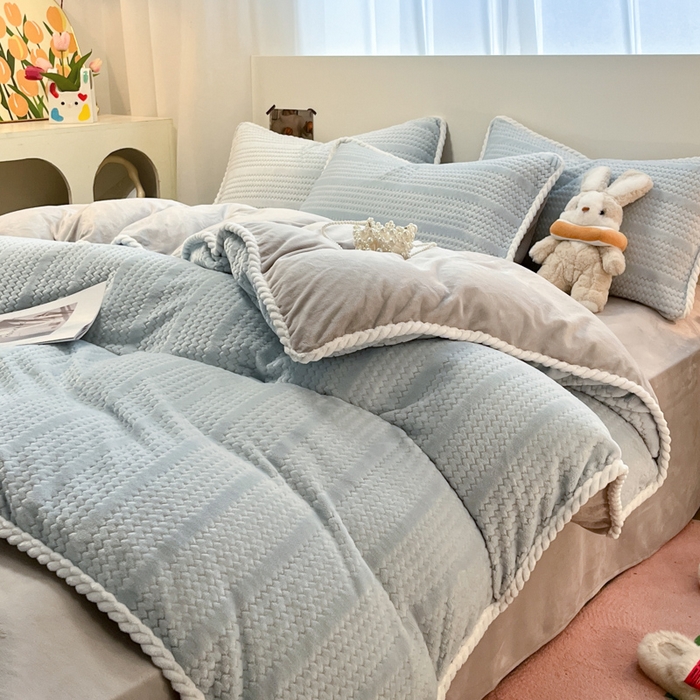 91家纺网 家纺一手货源 找家纺 酱子 2025新款成品提花包边牛奶绒四件套 提花-蓝灰