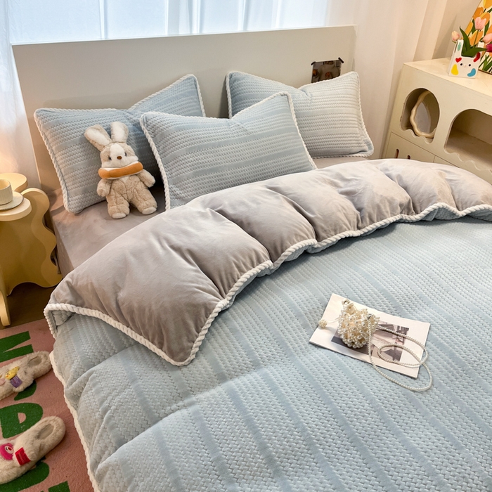 91家纺网 家纺一手货源 找家纺 酱子 2025新款成品提花包边牛奶绒四件套 提花-蓝灰