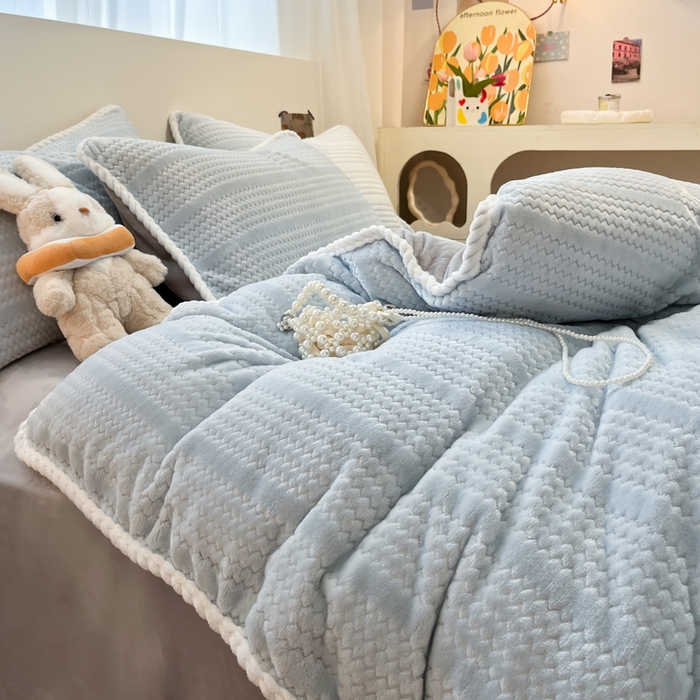 91家纺网 家纺一手货源 找家纺 酱子 2025新款成品提花包边牛奶绒四件套 提花-蓝灰