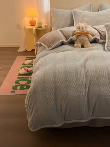 91家纺网 家纺一手货源 找家纺 酱子 2025新款成品提花包边牛奶绒四件套 提花-蓝灰