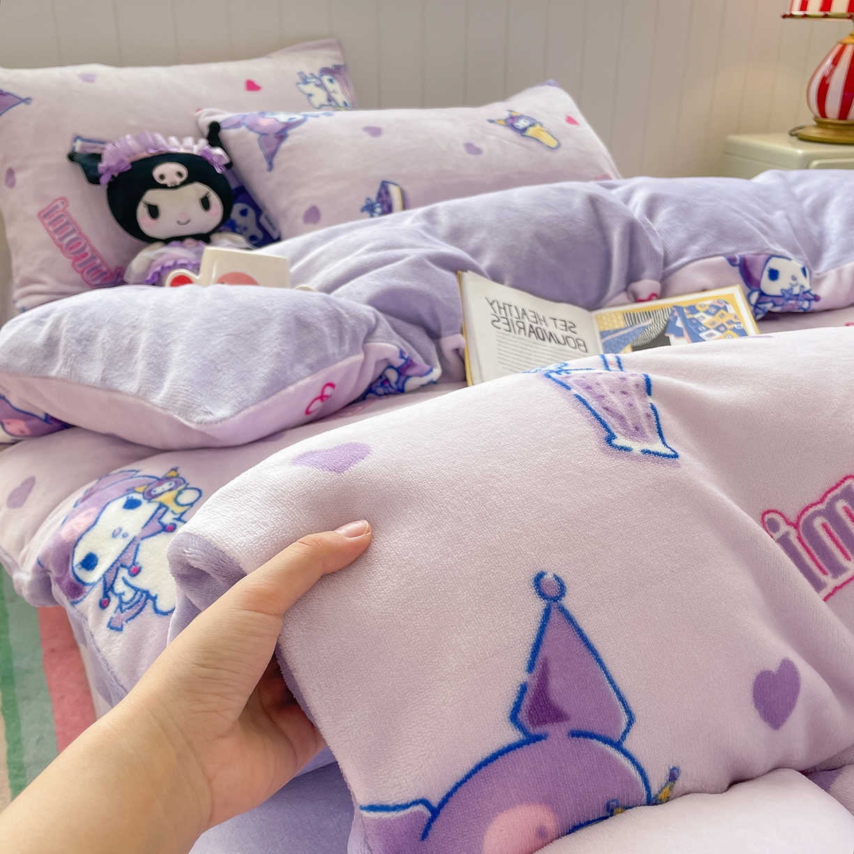 91家纺网 家纺一手货源 找家纺 金爱家 2025新款A类正版三丽鸥授权卡通加厚高克重牛奶绒系列四件套 绒三丽鸥-奶茶库洛米