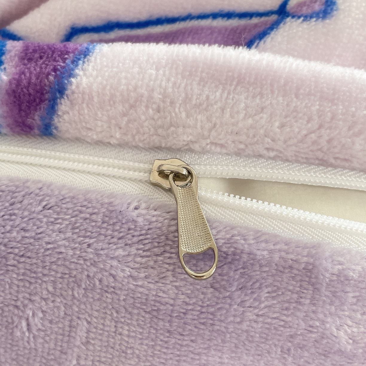 91家纺网 家纺一手货源 找家纺 金爱家 2025新款A类正版三丽鸥授权卡通加厚高克重牛奶绒系列四件套 绒三丽鸥-奶茶库洛米