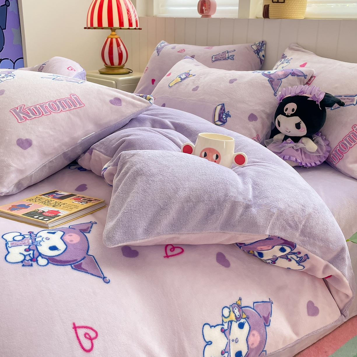 91家纺网 家纺一手货源 找家纺 金爱家 2025新款A类正版三丽鸥授权卡通加厚高克重牛奶绒系列四件套 绒三丽鸥-奶茶库洛米