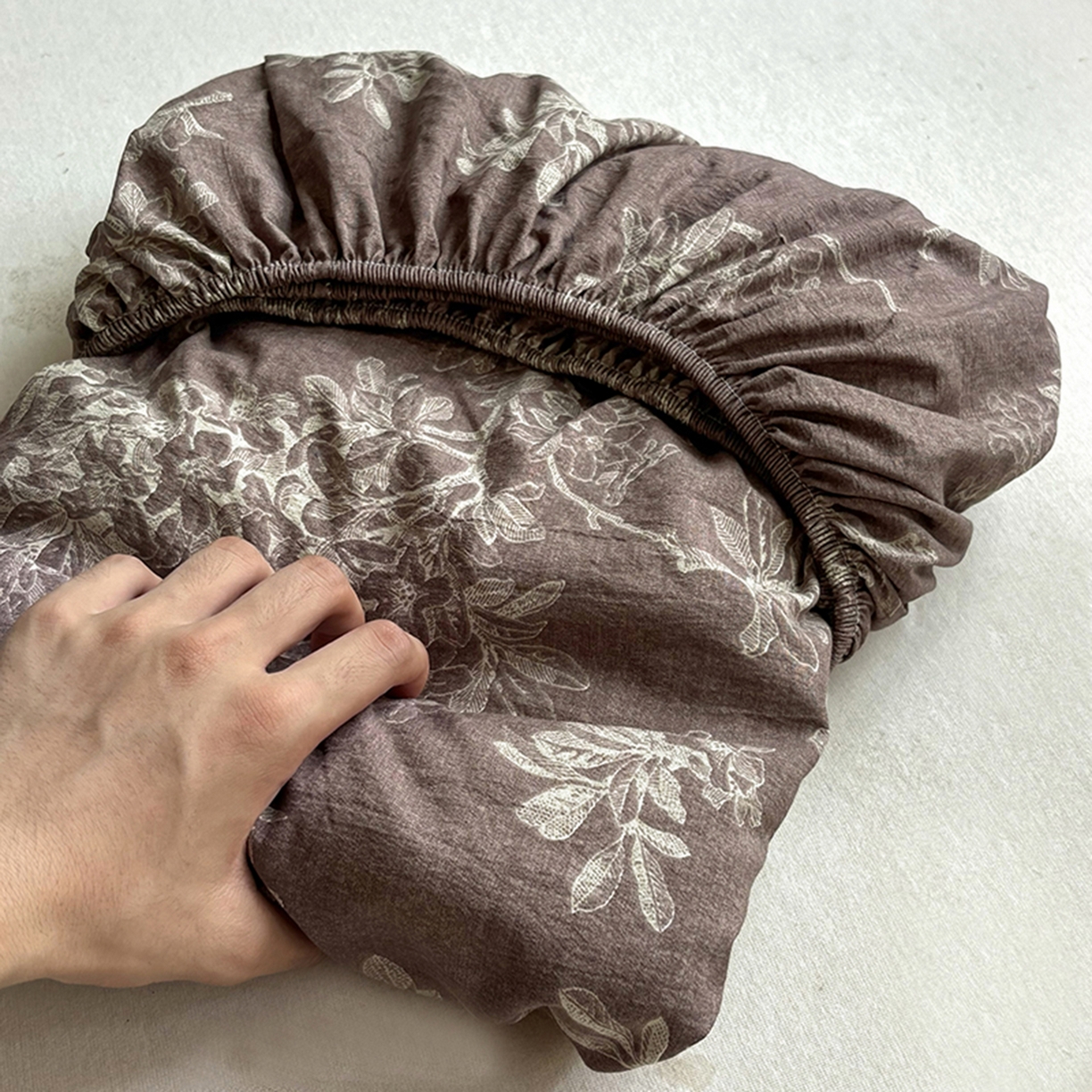 91家纺网 家纺一手货源 找家纺 悦织湾家纺 2025新款复古原麻床笠天然质朴舒适透气轻奢中式典雅精致单床笠床笠单品枕套三件套 复古原麻-锦瑟咖