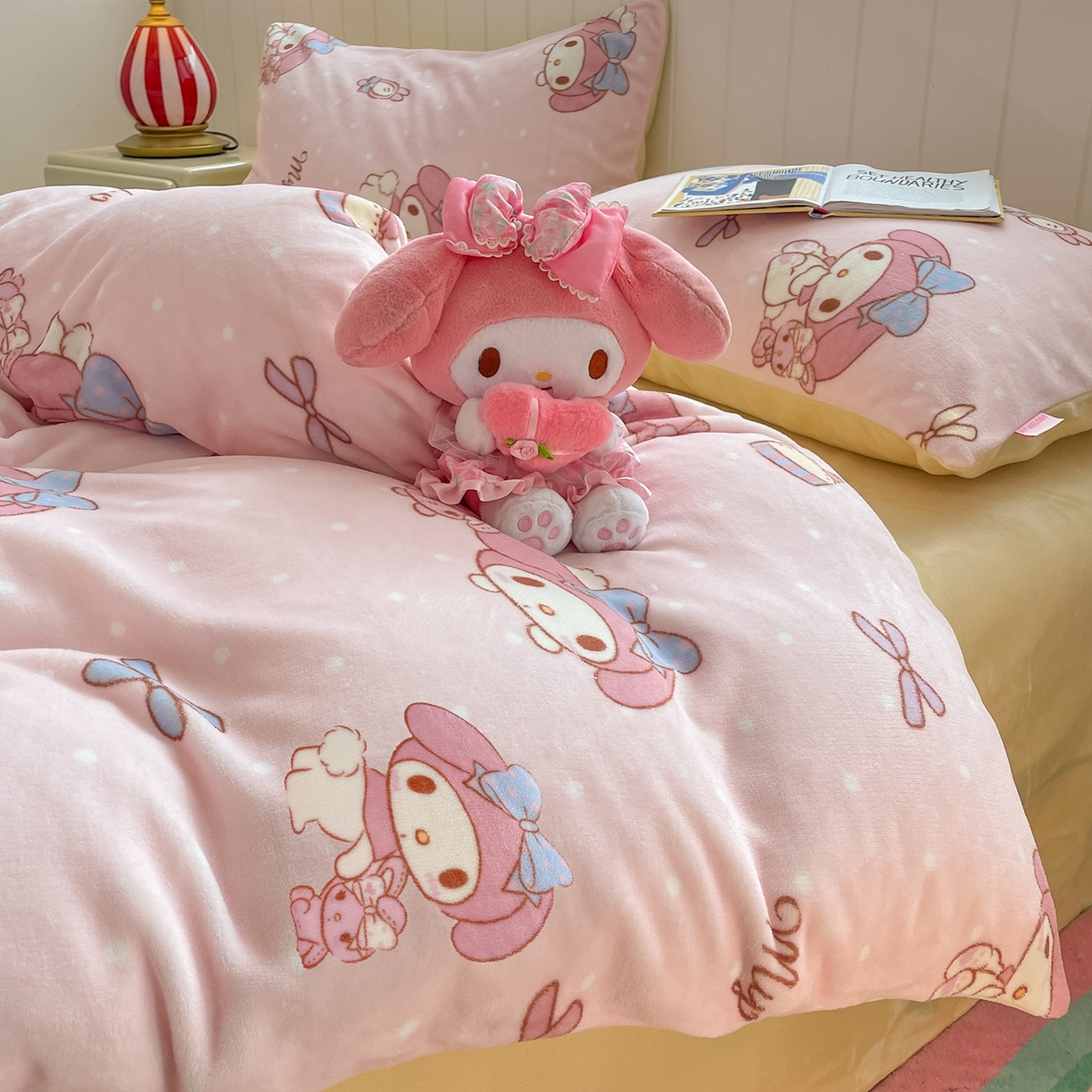 91家纺网 家纺一手货源 找家纺 金爱家 2025新款A类正版三丽鸥授权卡通加厚高克重牛奶绒系列四件套 绒三丽鸥-少女美乐蒂