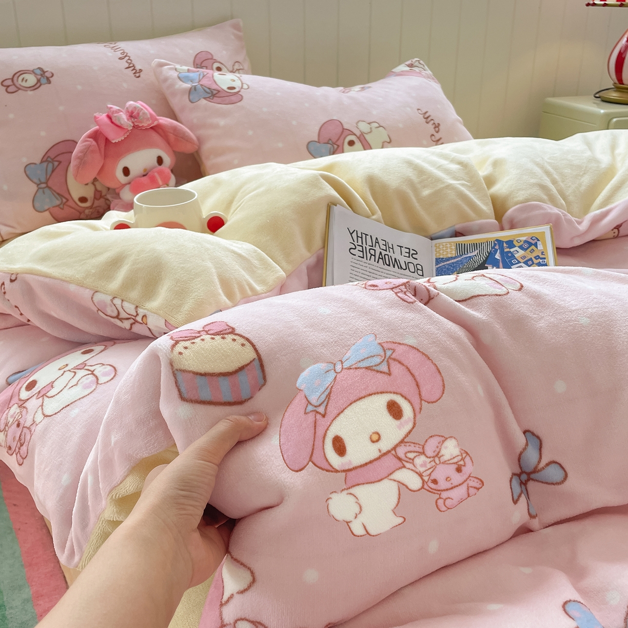 91家纺网 家纺一手货源 找家纺 金爱家 2025新款A类正版三丽鸥授权卡通加厚高克重牛奶绒系列四件套 绒三丽鸥-少女美乐蒂