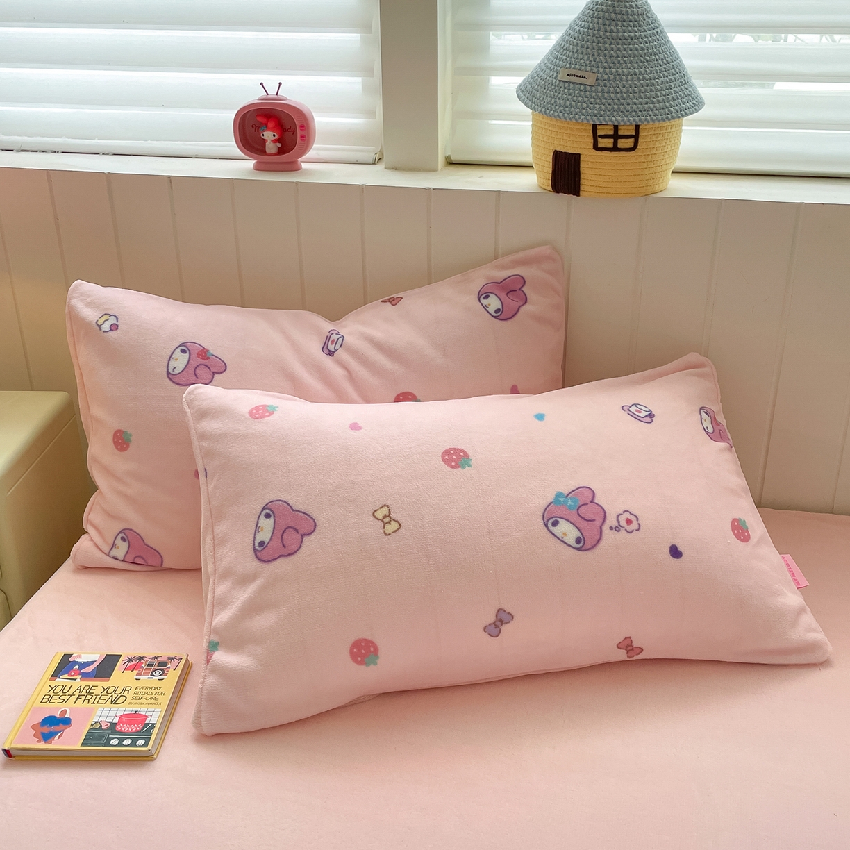 91家纺网 家纺一手货源 找家纺 金爱家 2025新款A类正版三丽鸥授权卡通加厚高克重牛奶绒系列四件套 绒三丽鸥-糖果美乐蒂