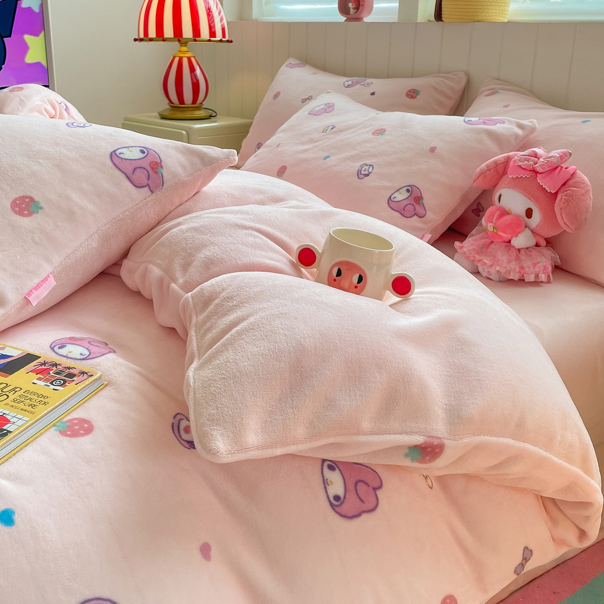 91家纺网 家纺一手货源 找家纺 金爱家 2025新款A类正版三丽鸥授权卡通加厚高克重牛奶绒系列四件套 绒三丽鸥-糖果美乐蒂