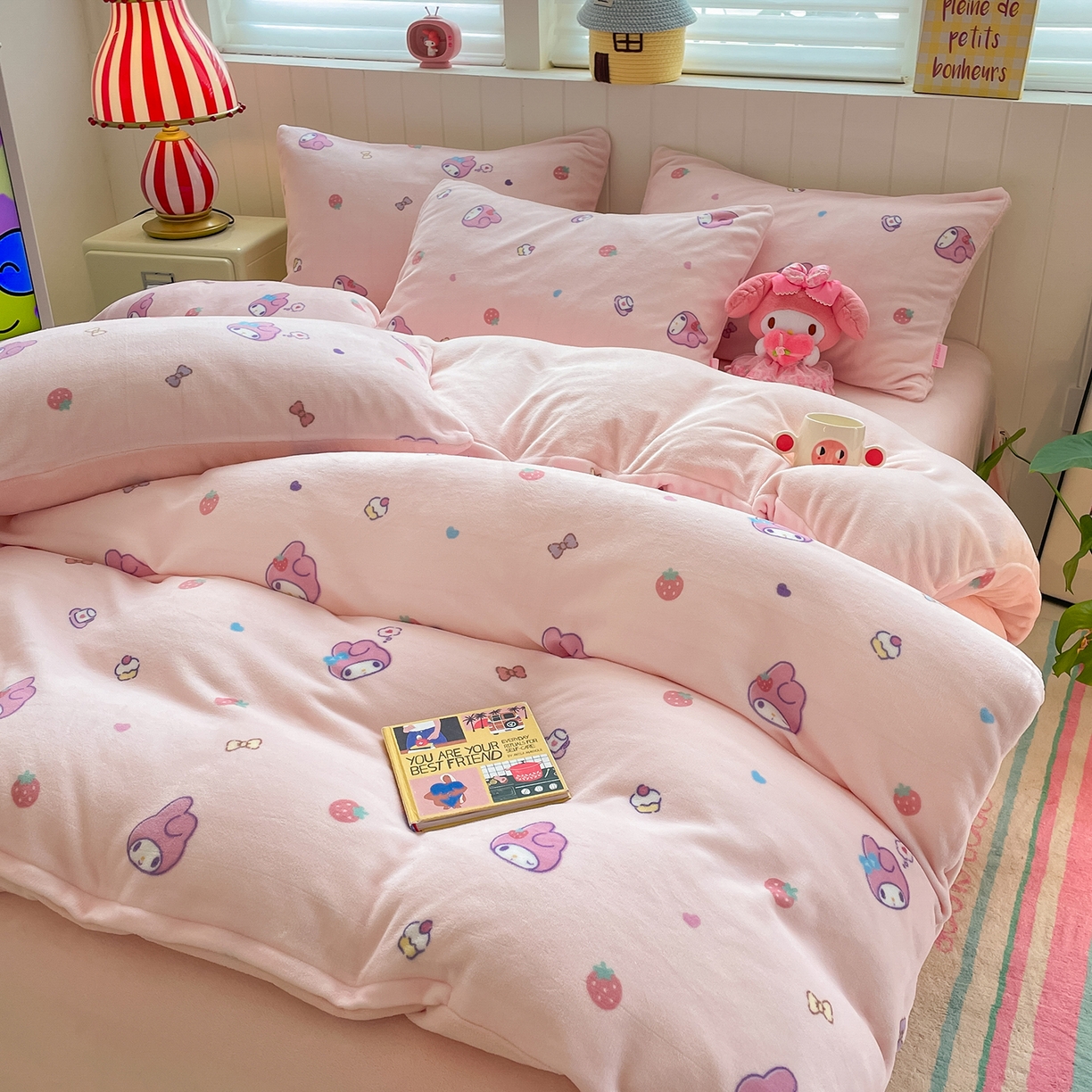91家纺网 家纺一手货源 找家纺 金爱家 2025新款A类正版三丽鸥授权卡通加厚高克重牛奶绒系列四件套 绒三丽鸥-糖果美乐蒂