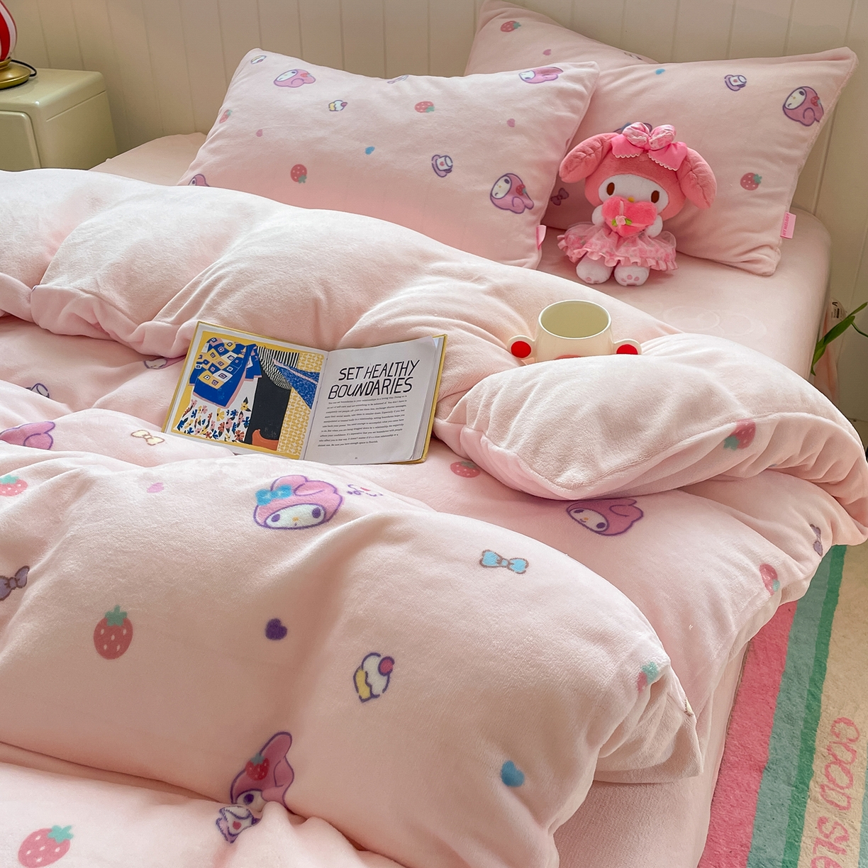 91家纺网 家纺一手货源 找家纺 金爱家 2025新款A类正版三丽鸥授权卡通加厚高克重牛奶绒系列四件套 绒三丽鸥-糖果美乐蒂