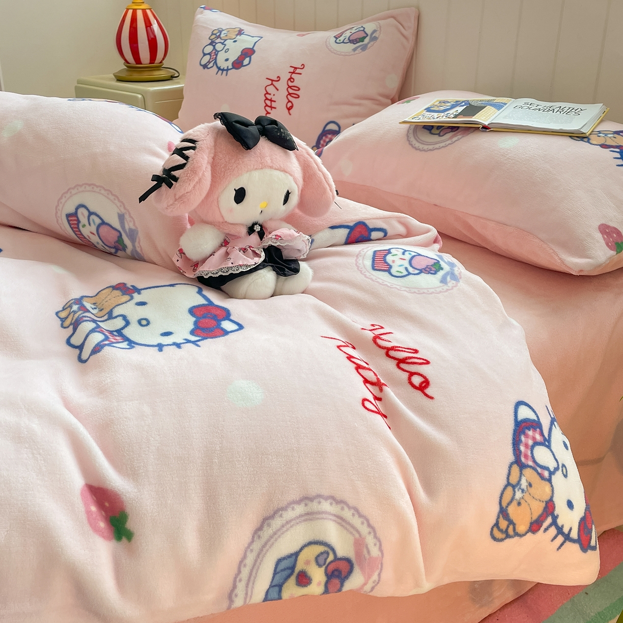 91家纺网 家纺一手货源 找家纺 金爱家 2025新款A类正版三丽鸥授权卡通加厚高克重牛奶绒系列四件套 绒三丽鸥-甜美kitty