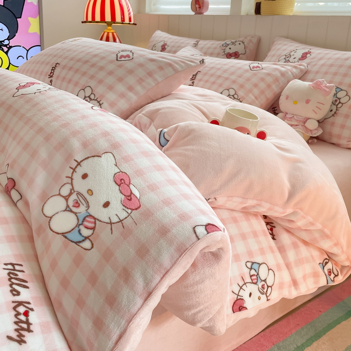 91家纺网 家纺一手货源 找家纺 金爱家 2025新款A类正版三丽鸥授权卡通加厚高克重牛奶绒系列四件套 绒三丽鸥-甜心kitty粉