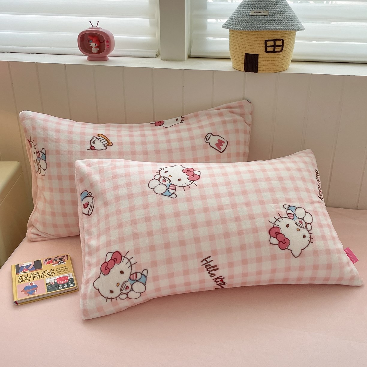 91家纺网 家纺一手货源 找家纺 金爱家 2025新款A类正版三丽鸥授权卡通加厚高克重牛奶绒系列四件套 绒三丽鸥-甜心kitty粉