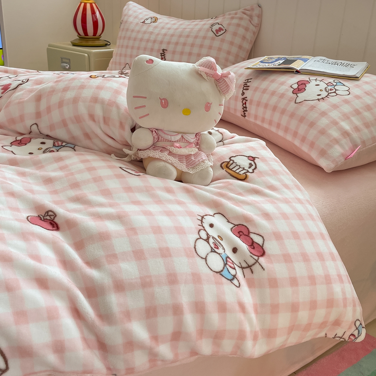 91家纺网 家纺一手货源 找家纺 金爱家 2025新款A类正版三丽鸥授权卡通加厚高克重牛奶绒系列四件套 绒三丽鸥-甜心kitty粉