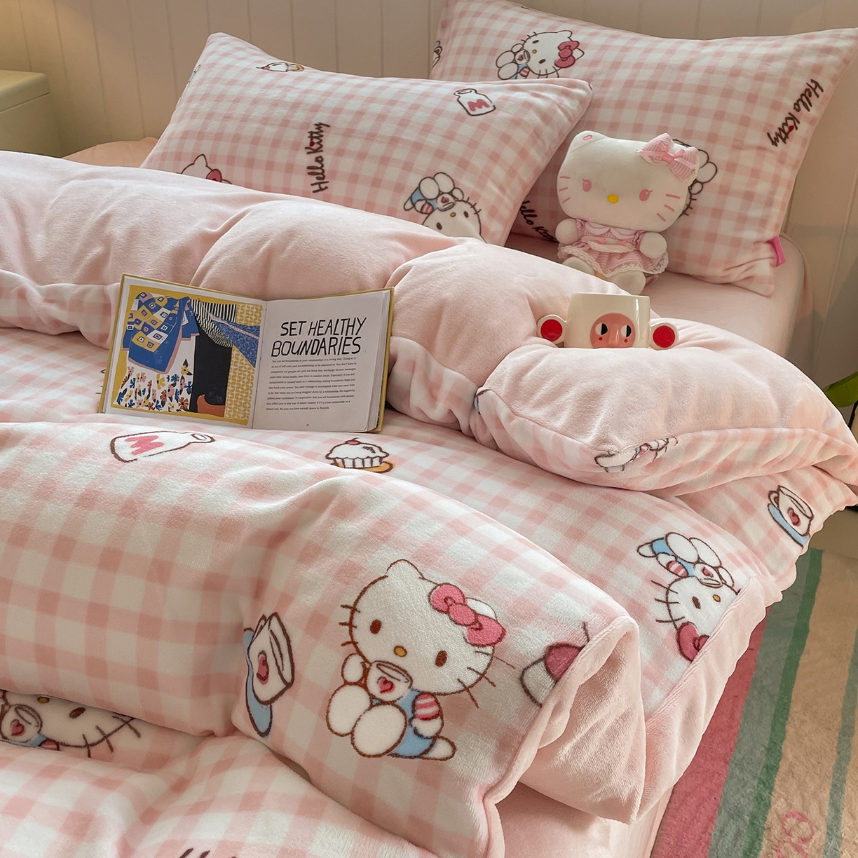 91家纺网 家纺一手货源 找家纺 金爱家 2025新款A类正版三丽鸥授权卡通加厚高克重牛奶绒系列四件套 绒三丽鸥-甜心kitty粉
