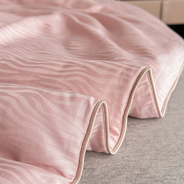 91家纺网 家纺一手货源 找家纺 娇逸家居 2025新款60支天丝棉提花贵妇银丝春秋被被子被芯可配同系列枕套床单 露华粉