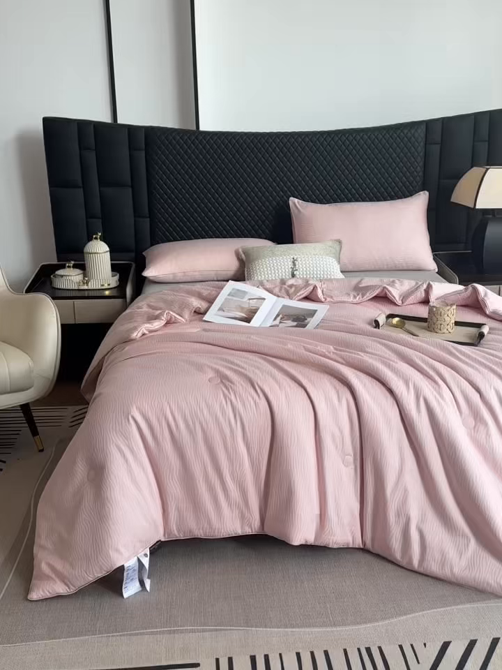 91家纺网 家纺一手货源 找家纺 娇逸家居 2025新款60支天丝棉提花贵妇银丝春秋被被子被芯可配同系列枕套床单 露华粉