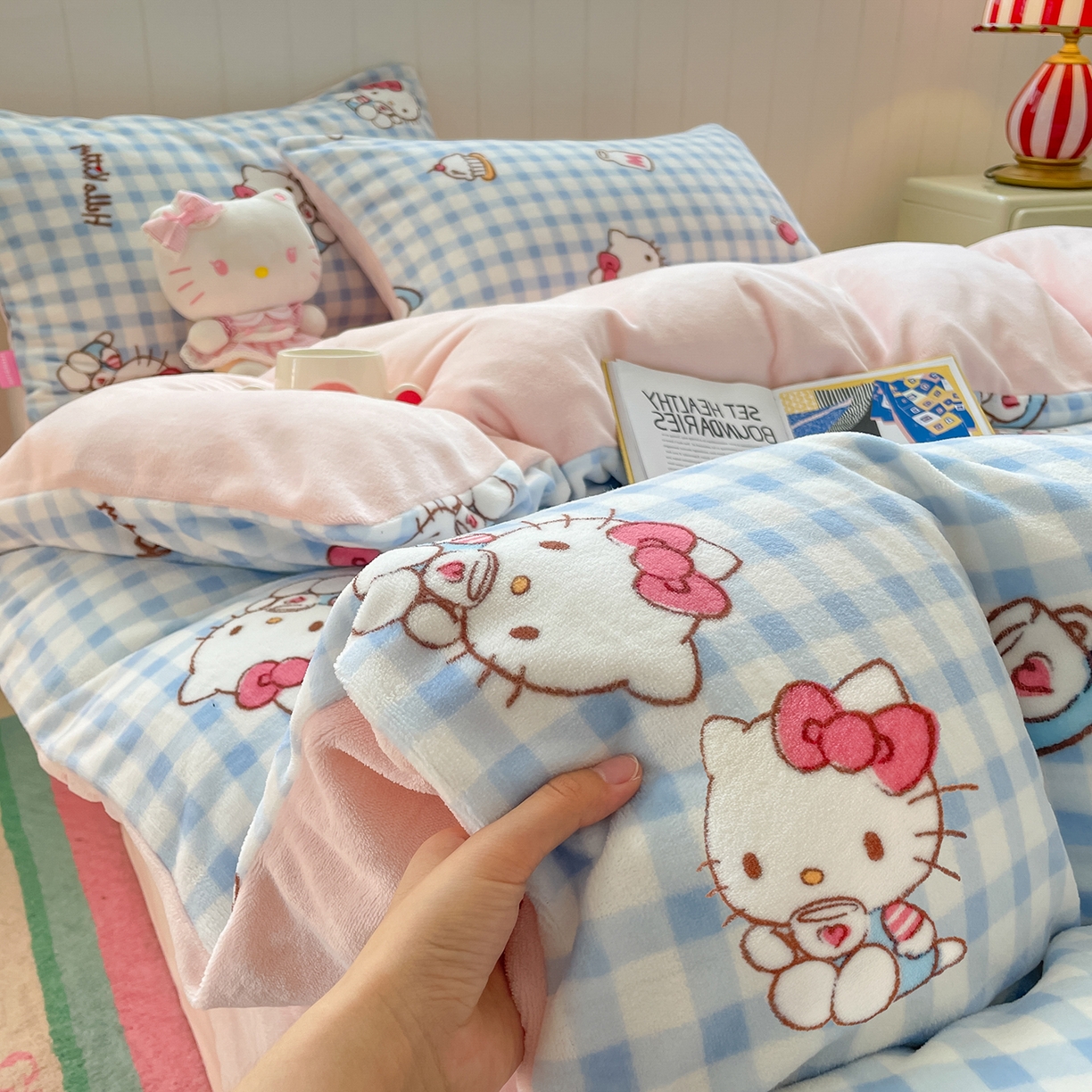 91家纺网 家纺一手货源 找家纺 金爱家 2025新款A类正版三丽鸥授权卡通加厚高克重牛奶绒系列四件套 绒三丽鸥-甜心kitty蓝