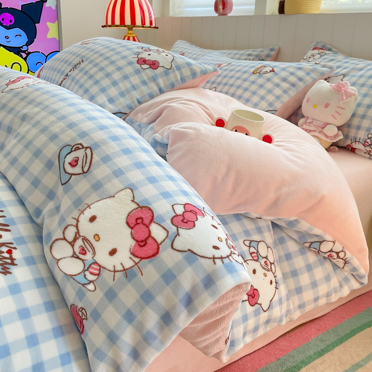 91家纺网 家纺一手货源 找家纺 金爱家 2025新款A类正版三丽鸥授权卡通加厚高克重牛奶绒系列四件套 绒三丽鸥-甜心kitty蓝