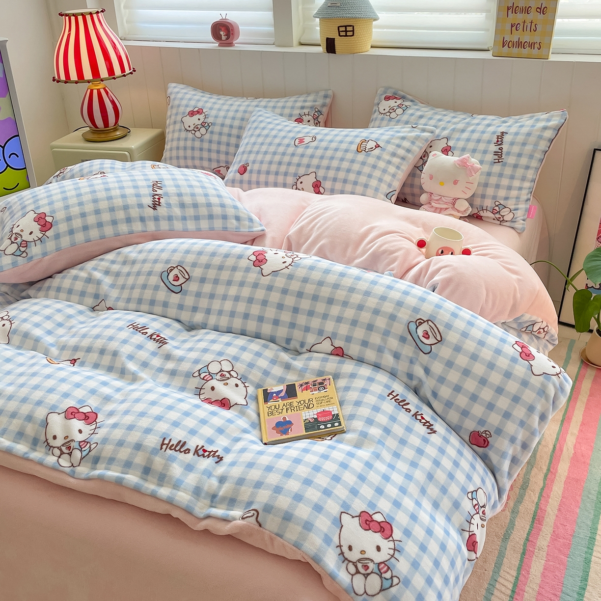 91家纺网 家纺一手货源 找家纺 金爱家 2025新款A类正版三丽鸥授权卡通加厚高克重牛奶绒系列四件套 绒三丽鸥-甜心kitty蓝