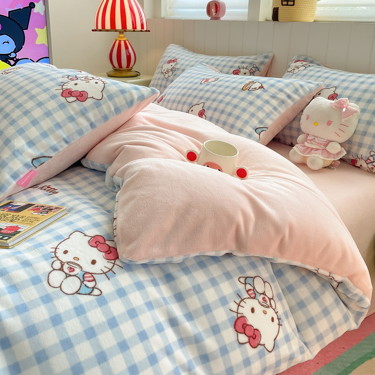 91家纺网 家纺一手货源 找家纺 金爱家 2025新款A类正版三丽鸥授权卡通加厚高克重牛奶绒系列四件套 绒三丽鸥-甜心kitty蓝