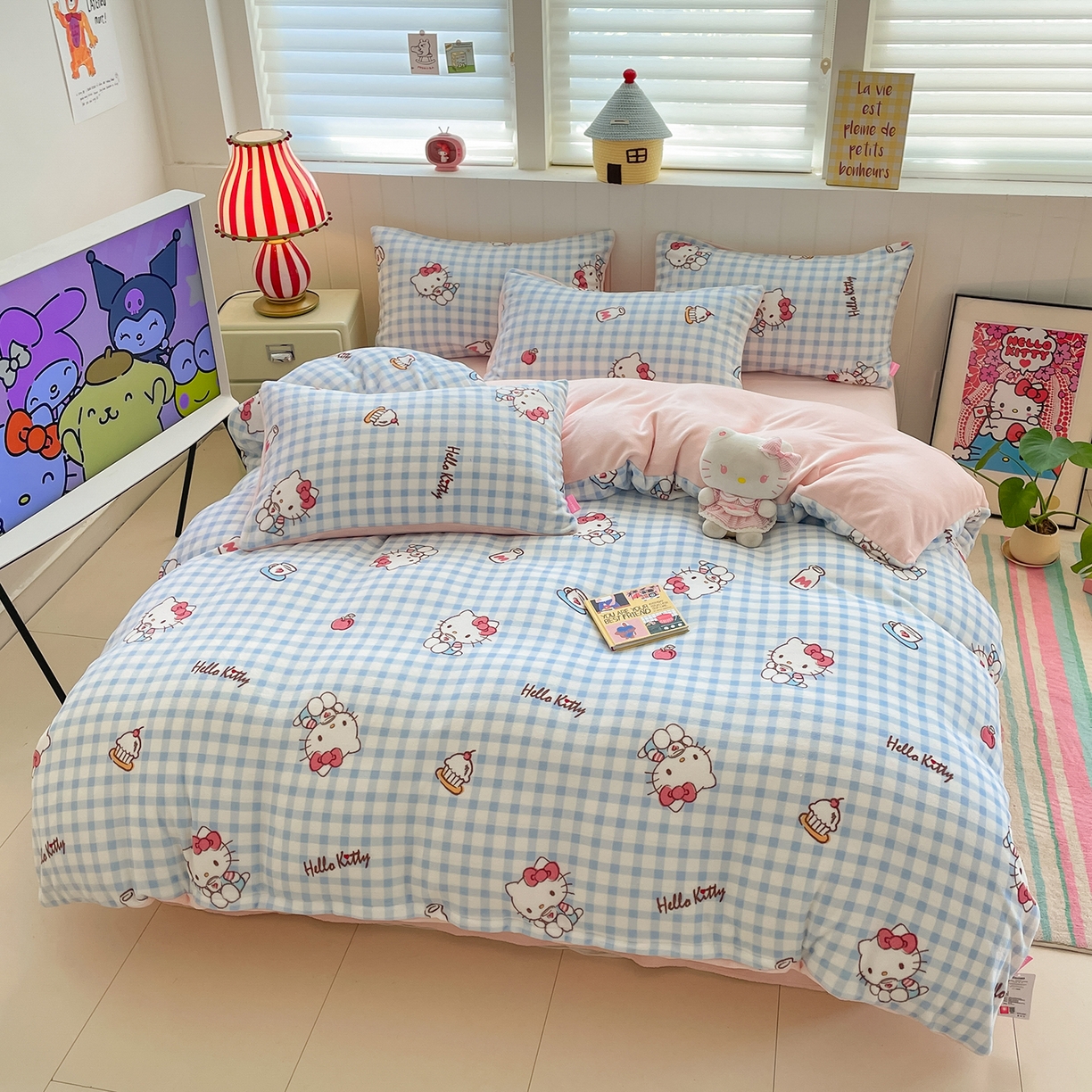 91家纺网 家纺一手货源 找家纺 金爱家 2025新款A类正版三丽鸥授权卡通加厚高克重牛奶绒系列四件套 绒三丽鸥-甜心kitty蓝