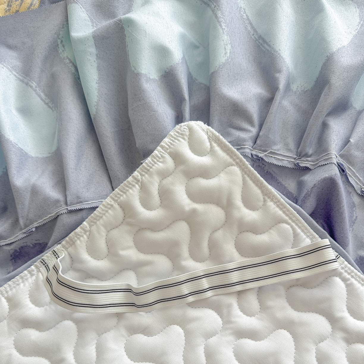 91家纺网 家纺一手货源 找家纺 笠裙家纺 2025新款磨毛夹棉S边单件三件套韩版防滑床裙单床裙床裙单件 心定律