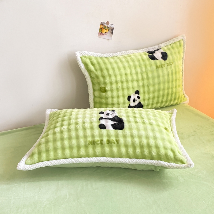 91家纺网 家纺一手货源 找家纺 悦织湾家纺 2025新款床单床笠款A类仿兔毛绒印花泡泡四件套轻奢牛奶绒四件套单双人学生宿舍 泡泡熊猫青绿