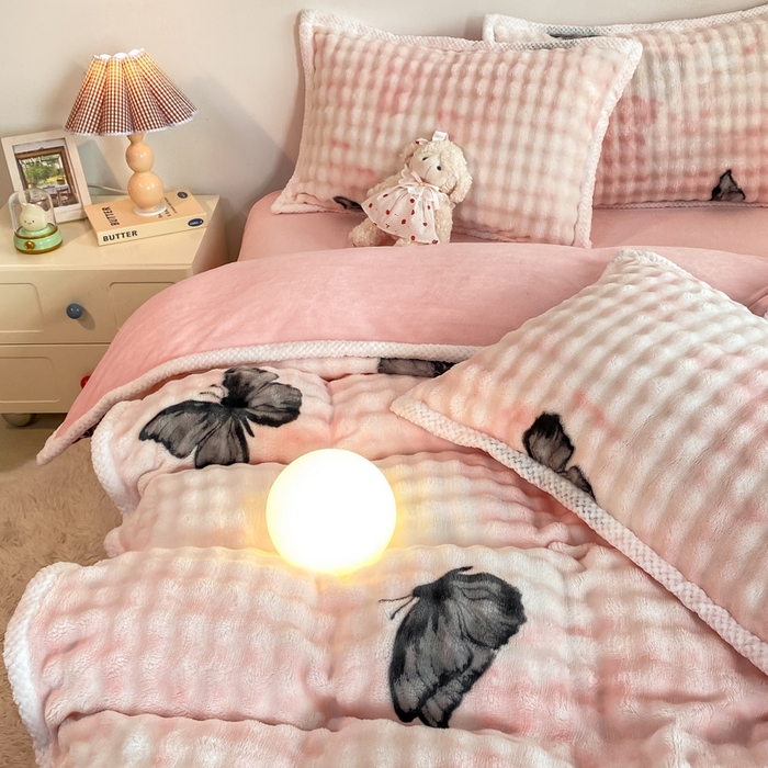 91家纺网 家纺一手货源 找家纺 悦织湾家纺 2025新款床单床笠款A类仿兔毛绒印花泡泡四件套轻奢牛奶绒四件套单双人学生宿舍 泡泡彩色蝴蝶