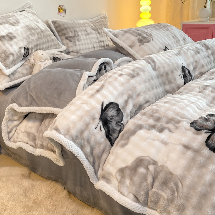 91家纺网 家纺一手货源 找家纺 悦织湾家纺 2025新款床单床笠款A类仿兔毛绒印花泡泡四件套轻奢牛奶绒四件套单双人学生宿舍 泡泡蝴蝶灰