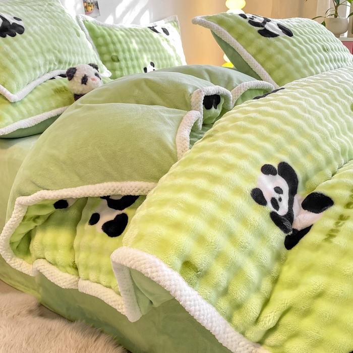 91家纺网 家纺一手货源 找家纺 悦织湾家纺 2025新款床单床笠款A类仿兔毛绒印花泡泡四件套轻奢牛奶绒四件套单双人学生宿舍 泡泡熊猫青绿