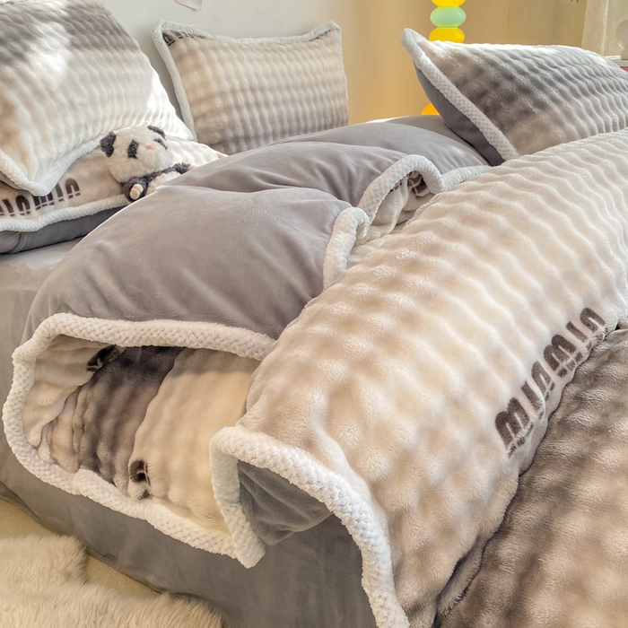 91家纺网 家纺一手货源 找家纺 悦织湾家纺 2025新款床单床笠款A类仿兔毛绒印花泡泡四件套轻奢牛奶绒四件套单双人学生宿舍 泡泡咪咪灰