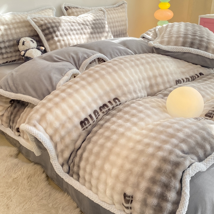 91家纺网 家纺一手货源 找家纺 悦织湾家纺 2025新款床单床笠款A类仿兔毛绒印花泡泡四件套轻奢牛奶绒四件套单双人学生宿舍 泡泡咪咪灰