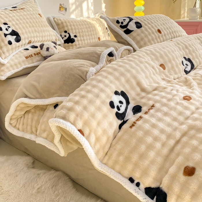 91家纺网 家纺一手货源 找家纺 悦织湾家纺 2025新款床单床笠款A类仿兔毛绒印花泡泡四件套轻奢牛奶绒四件套单双人学生宿舍 泡泡熊猫咖