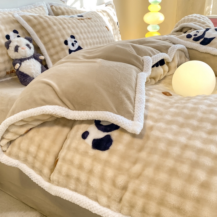 91家纺网 家纺一手货源 找家纺 悦织湾家纺 2025新款床单床笠款A类仿兔毛绒印花泡泡四件套轻奢牛奶绒四件套单双人学生宿舍 泡泡熊猫咖