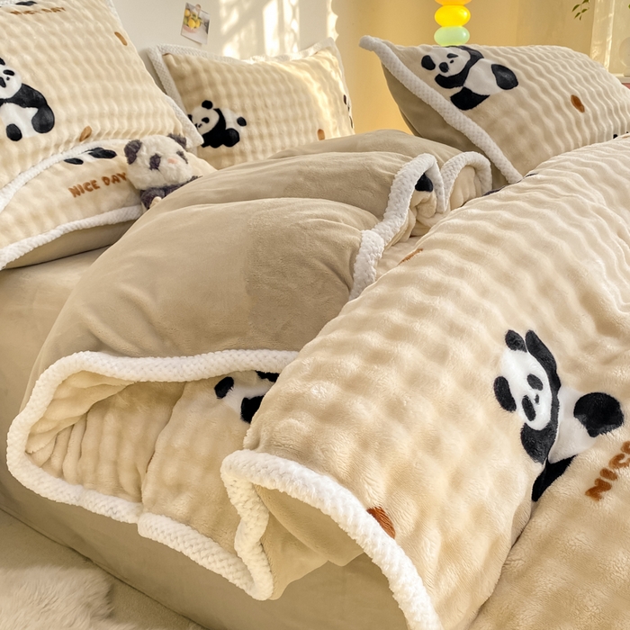 91家纺网 家纺一手货源 找家纺 悦织湾家纺 2025新款床单床笠款A类仿兔毛绒印花泡泡四件套轻奢牛奶绒四件套单双人学生宿舍 泡泡熊猫咖