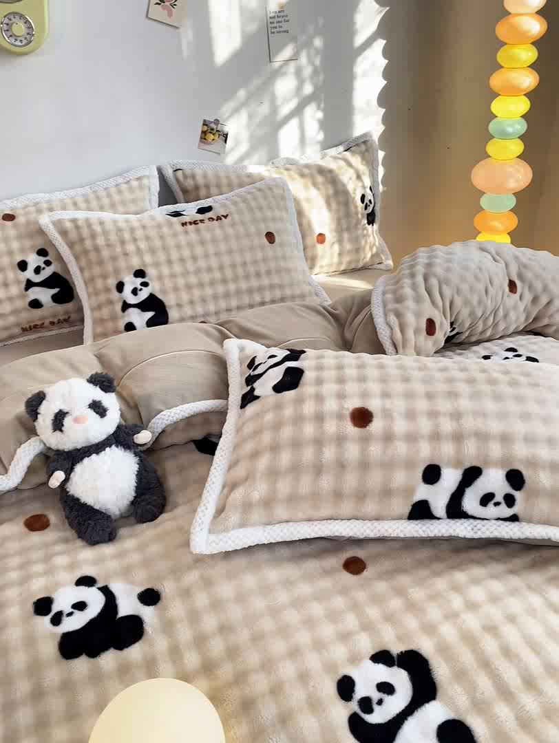 91家纺网 家纺一手货源 找家纺 悦织湾家纺 2025新款床单床笠款A类仿兔毛绒印花泡泡四件套轻奢牛奶绒四件套单双人学生宿舍 泡泡熊猫咖
