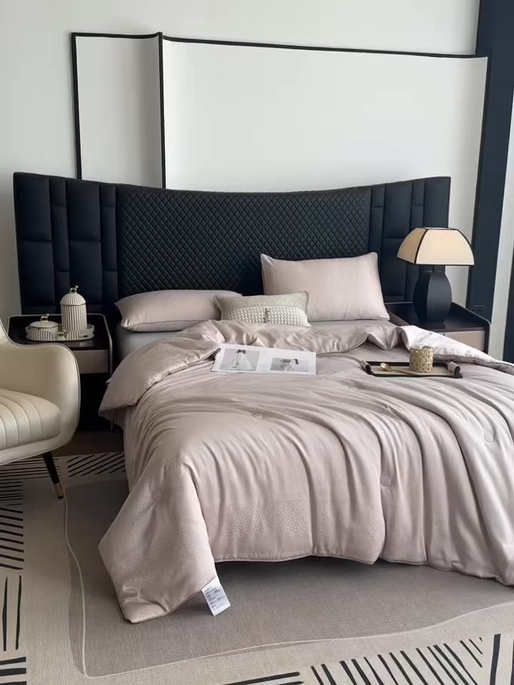 91家纺网 家纺一手货源 找家纺 娇逸家居 2025新款60支天丝棉提花贵妇银丝春秋被被子被芯可配同系列枕套床单 珠箔灰