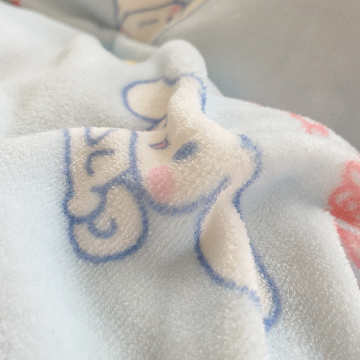 91家纺网 家纺一手货源 找家纺 金爱家 2025新款A类正版三丽鸥授权卡通加厚高克重牛奶绒系列四件套 绒三丽鸥-星星玉桂狗