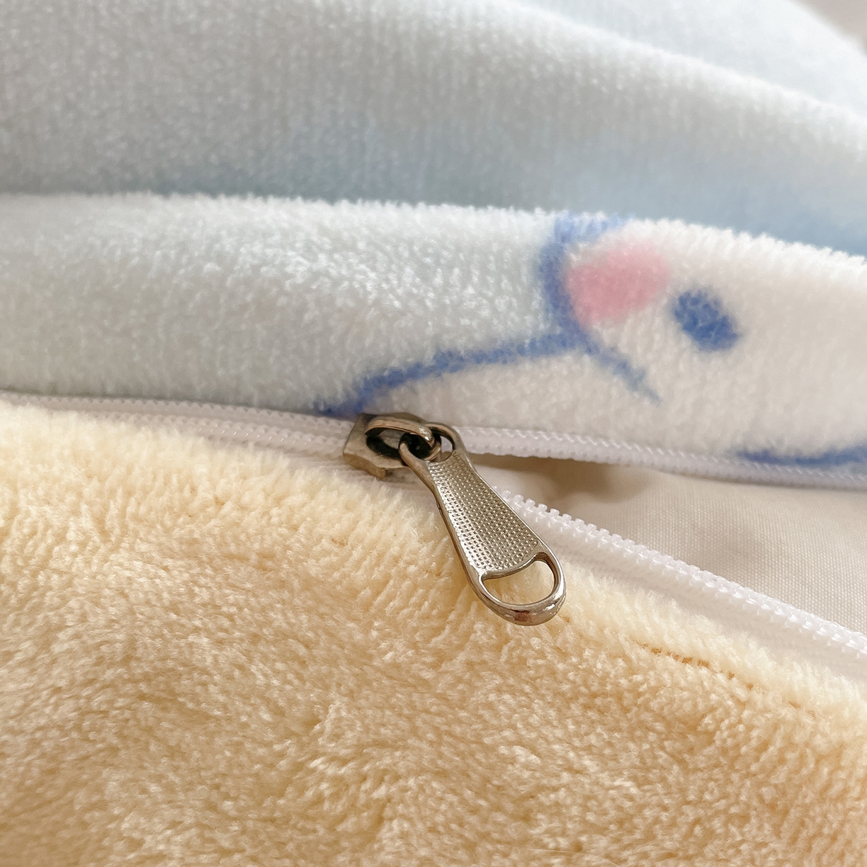 91家纺网 家纺一手货源 找家纺 金爱家 2025新款A类正版三丽鸥授权卡通加厚高克重牛奶绒系列四件套 绒三丽鸥-星星玉桂狗