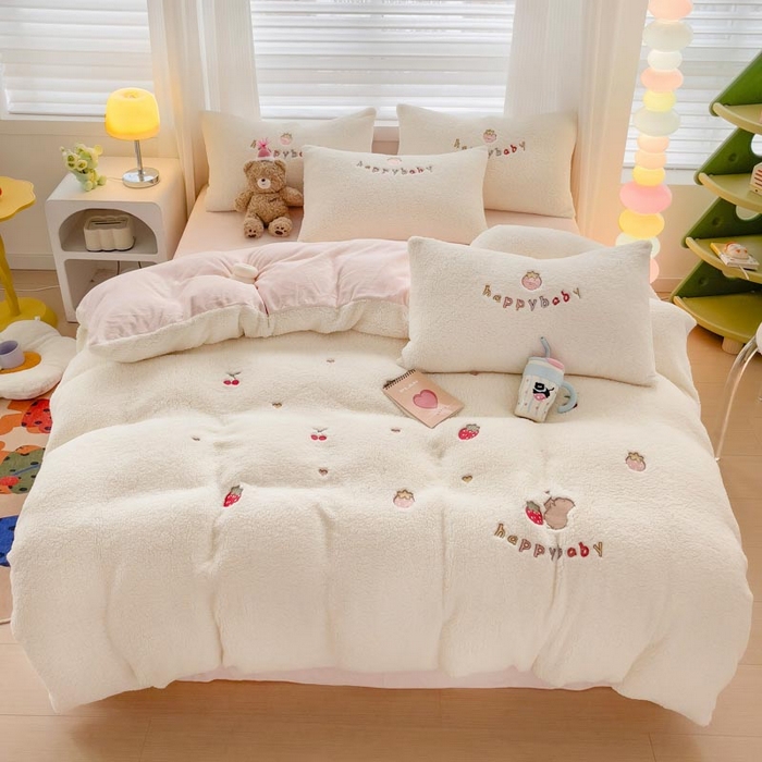 91家纺网 家纺一手货源 找家纺 （总）亲亲公主 2025新款羊羔绒绣花保暖四件套-草莓熊,草莓熊