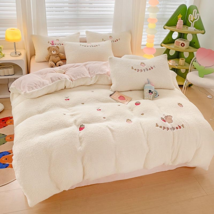 91家纺网 家纺一手货源 找家纺 （总）亲亲公主 2025新款羊羔绒绣花保暖四件套-草莓熊