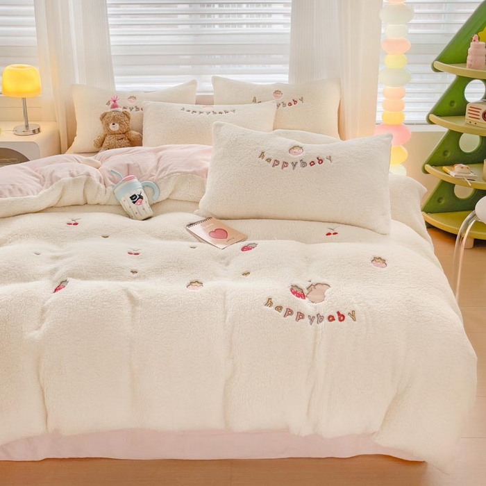91家纺网 家纺一手货源 找家纺 （总）亲亲公主 2025新款羊羔绒绣花保暖四件套-草莓熊