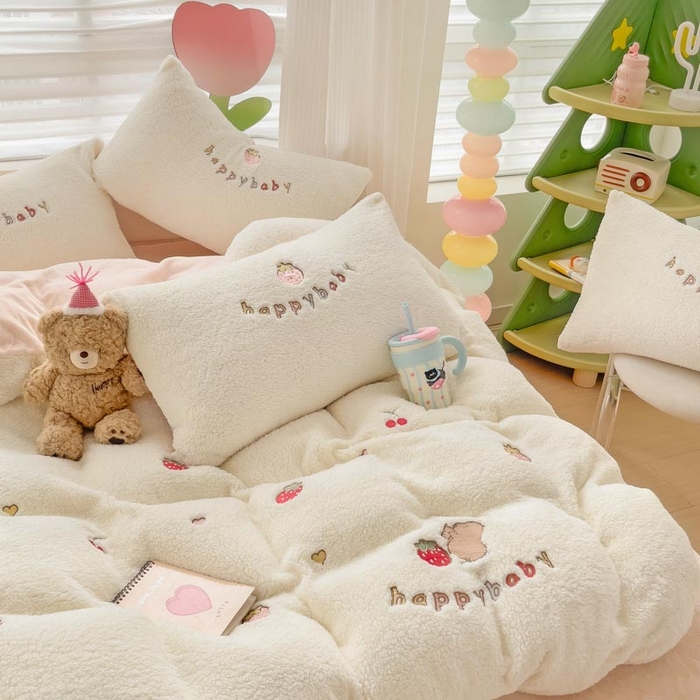 91家纺网 家纺一手货源 找家纺 （总）亲亲公主 2025新款羊羔绒绣花保暖四件套-草莓熊