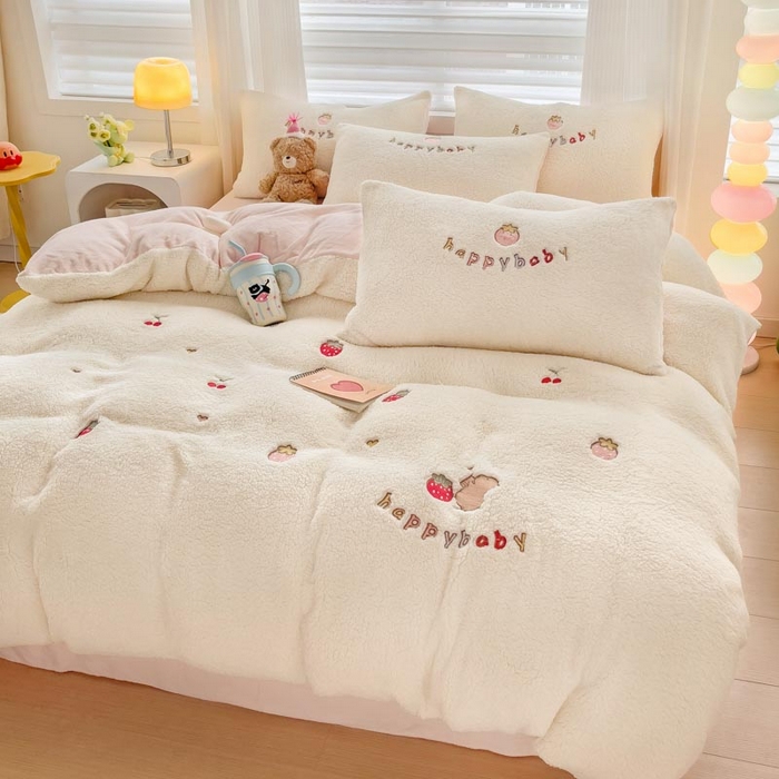91家纺网 家纺一手货源 找家纺 （总）亲亲公主 2025新款羊羔绒绣花保暖四件套-草莓熊