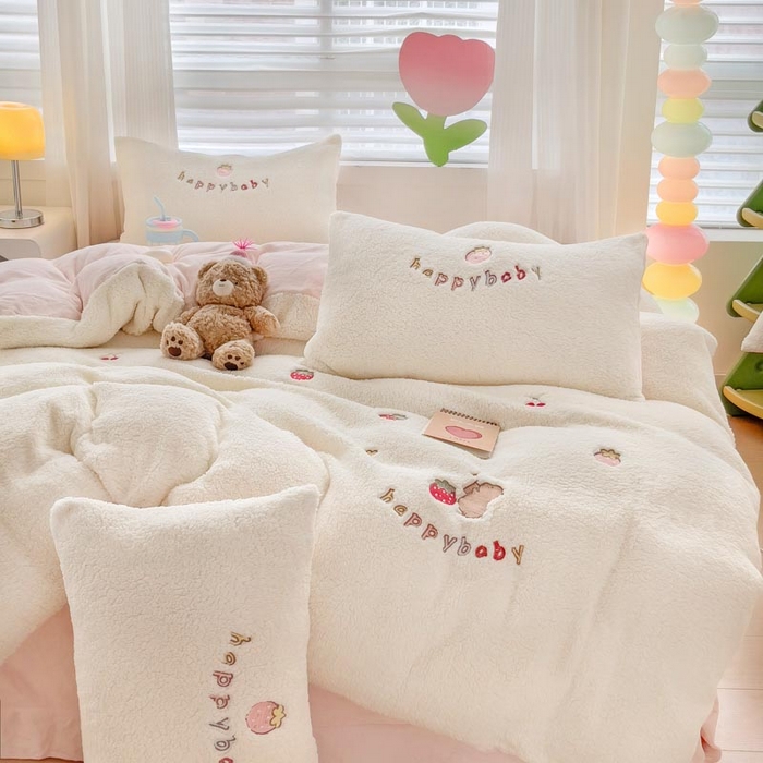 91家纺网 家纺一手货源 找家纺 （总）亲亲公主 2025新款羊羔绒绣花保暖四件套-草莓熊