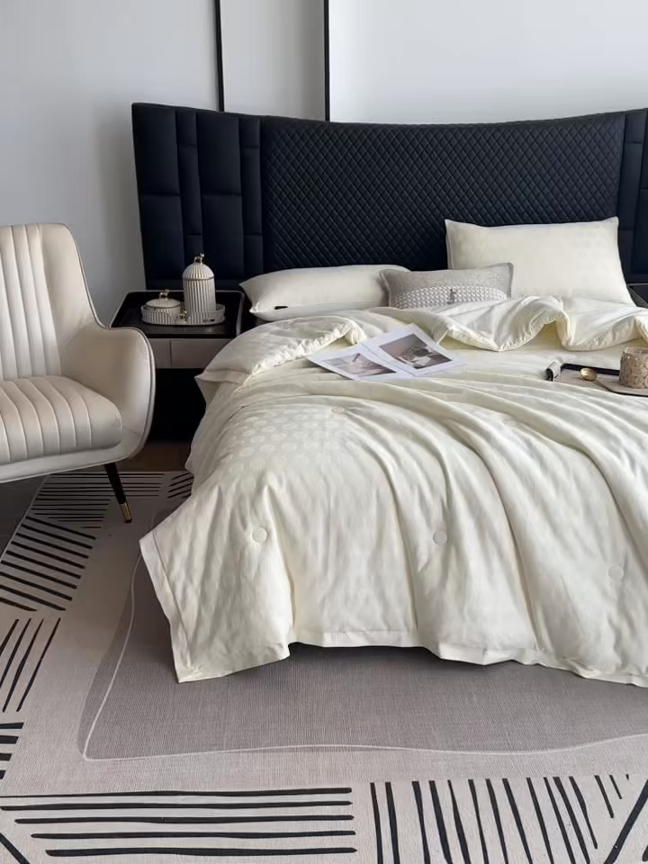 91家纺网 家纺一手货源 找家纺 娇逸家居 2025新款60支全棉纯棉提花水洗棉春秋被被子被芯 可配同系列枕套床单 浮光白